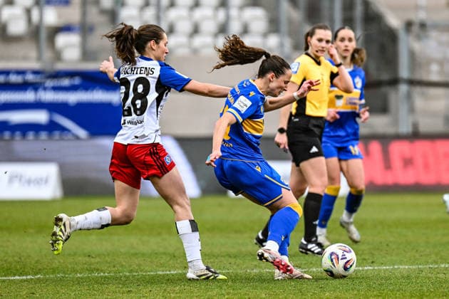 Soccer I Women I Season 2025 2026 I Bundesliga I 20 Matchday I FC Carl Zeiss Jena Hamburger SV I 15 03 2026 Pauline Machtens 28, Hamburger SV lays hands on Elena Mühlemann 30, FC Carl Zeiss Jena Jena Ernst Abbe Sportfeld, ad hoc Arena Thüringen Germany Copyright: xLobeca InesxHähnelx