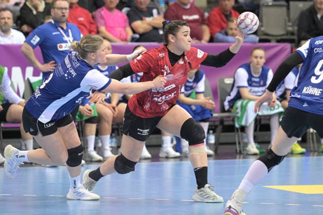 Giulia Guarieiro Thueringer HC, 13 in duel with Laura Rueffieux HSG Blomberg Lippe, 03 Thueringer HC vs HSG Blomberg Lippe, Handball, Women, DHB Pokal Haushahn Final 4, Final, Season 2025 2026, 15 03 2026 Thueringer HC vs HSG Blomberg Lippe, Handball, Women, DHB Pokal Haushahn Final 4, Final, Season 2025 2026, 15 03 2026 Stuttgart Copyright: xEibner-Pressefoto TobiasxBaurx EP_TBR