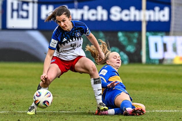 Soccer I Women I Season 2025 2026 I Bundesliga I 20 Matchday I FC Carl Zeiss Jena Hamburger SV I 15 03 2026 One-on-one Pauline Machtens 28, Hamburger SV prevails against Isabella Jaron 24, FC Carl Zeiss Jena Jena Ernst Abbe Sportfeld, ad hoc Arena Thüringen Germany Copyright: xLobeca InesxHähnelx