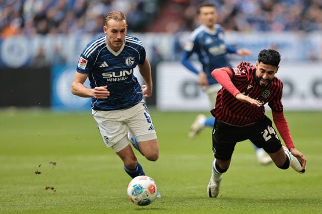 Timo Becker FC Schalke 04 and Elias Saad Hannover 96 at the match of the 2 Bundesliga season 2025 26 FC Schalke 04 Hannover 96 Copyright Thomas Pakusch