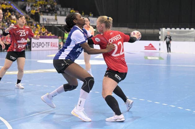 Rikke Hoffbeck Petersen Thueringer HC, 22 in duel with Farrelle Alicia Njinkeu HSG Blomberg Lippe, 55 Thueringer HC vs HSG Blomberg Lippe, Handball, Women, DHB Pokal Haushahn Final 4, Final, Season 2025 2026, 15 03 2026 Thueringer HC vs HSG Blomberg Lippe, Handball, Women, DHB Pokal Haushahn Final 4, Final, Season 2025 2026, 15 03 2026 Stuttgart Copyright: xEibner-Pressefoto TobiasxBaurx EP_TBR