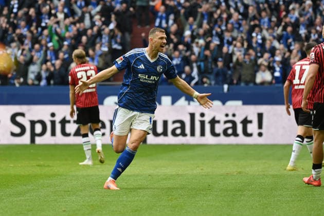 Jubel 1 0 Edin Dzeko FC Schalke 04 15 03 2026, Fußball 2 Bundesliga, Saison 2025 2026, 26 Spieltag, FC Schalke 04 Hannover 96 DFL regulations prohibit any use of photographs as image sequences and or quasi video Gelsenkirchen Veltins Arena Nordrhein Westfalen Germany Team2