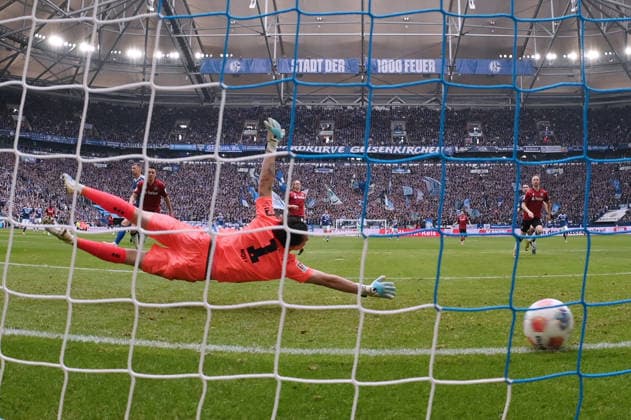 Edin Dzeko FC Schalke 04 , back left , scores the goal for 1 0 15 03 2026, Soccer 2 Bundesliga, Season 2025 2026, Matchday 26, FC Schalke 04 Hannover 96 DFL regulations prohibit any use of photographs as image sequences and or quasi video Gelsenkirchen Veltins Arena Nordrhein Westfalen Germany Team2