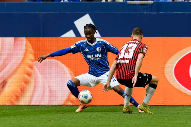 Moussa Ndiaye FC Schalke and Maurice Neubauer Hannover 96 battle for the ball during the 2 Bundesliga match between FC Schalke 04 and Hannover 96, Veltins Arena on March 15, 2026 in Gelsenkirchen, Germany, Germany Photo by Max Maiwald DeFodi Images Moussa Ndiaye FC Schalke and Maurice Neubauer Hannover 96 battle for the ball during the 2 Bundesliga match between FC Schalke 04 and Hannover 96 at Veltins Arena on March 15, 2026 in Gelsenkirchen, Germany Photo by Max Maiwald DeFodi Images Photo by Max Maiwald DeFodi Images