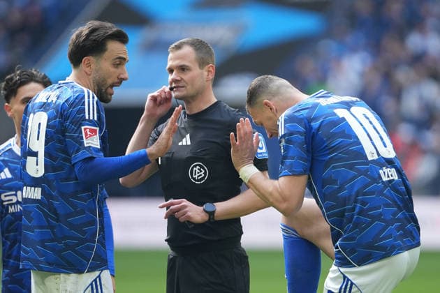 Soccer 2 Bundesliga, Matchday 26, FC Schalke 04 Hannover 96 on 15 03 2026 in Gelsenkirchen VELTINS Arena , Germany, Season 2025 2026 DFB DFL REGULATIONS PROHIBIT ANY USE OF PHOTOGRAPHS as IMAGE SEQUENCES and or QUASI VIDEO Karaman, Kenan 19, S04 discusses with Dr Robin Braun referee about the red card of Dzeko, Edin 10, S04 Gelsenkirchen VELTINS Arena Germany Copyright: xChristophxKinzingerx