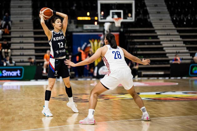 LYON-VILLEURBANNE, FRANCE - MARCH 15: Haeran Lee (Republic of Korea, 12) controls the ball against Kacey Dela Rosa (Philippines, 28) during the FIBA Women™s World Cup Qualifying Tournament match between Philippines (PHI) vs. Republic of Korea (KOR) at Astroballe on matchday 4 of the FIBA Women™s World Cup Qualifying Tournament on March 15, 2026 in Lyon-Villeurbanne, France. France Copyright: xSteffiexWunderlx