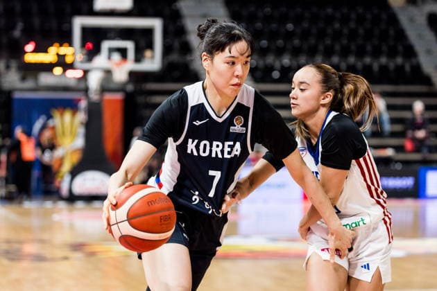 LYON-VILLEURBANNE, FRANCE - MARCH 15: Jisu Park (Republic of Korea, 7) controls the ball against Louna Ozar (Philippines, 9) during the FIBA Women™s World Cup Qualifying Tournament match between Philippines (PHI) vs. Republic of Korea (KOR) at Astroballe on matchday 4 of the FIBA Women™s World Cup Qualifying Tournament on March 15, 2026 in Lyon-Villeurbanne, France. France Copyright: xSteffiexWunderlx