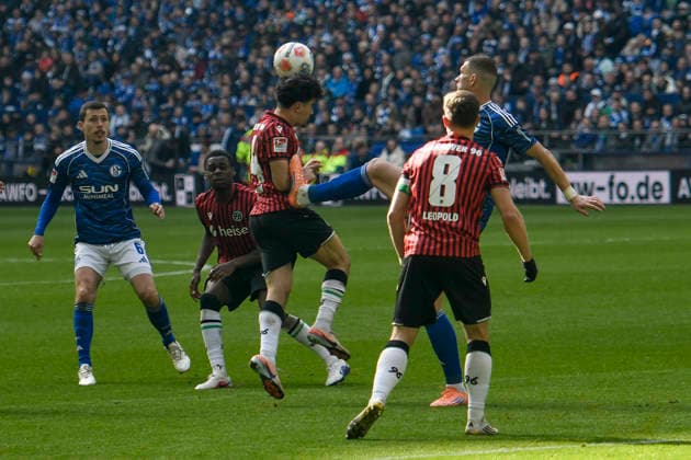 The situation regarding the red card for Edin Dzeko Schalke 10 15 03 2026 ¢ Football ¢ FC Schalke 04 vs Hannover 96, Veltins Arena, Gelsenkirchen, DFB DFL REGULATIONS PROHIBIT ANY USE OF PHOTOGRAPHS AS IMAGE SEQUENCES AND OR QUASI VIDEO Copyright: xpepphotox xHorstxMauelshagenx pep00321, pep_20260315_hm_41654