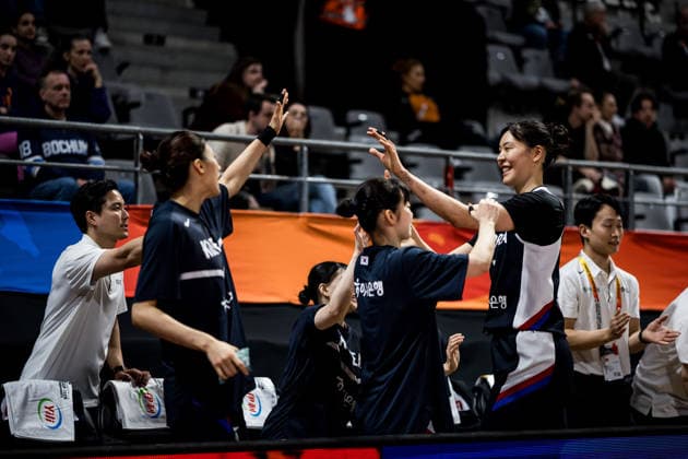 LYON-VILLEURBANNE, FRANCE - MARCH 15: Jisu Park (Republic of Korea, 7) high fives her teammates after being subbed off during the FIBA Women™s World Cup Qualifying Tournament match between Philippines (PHI) vs. Republic of Korea (KOR) at Astroballe on matchday 4 of the FIBA Women™s World Cup Qualifying Tournament on March 15, 2026 in Lyon-Villeurbanne, France. France Copyright: xSteffiexWunderlx