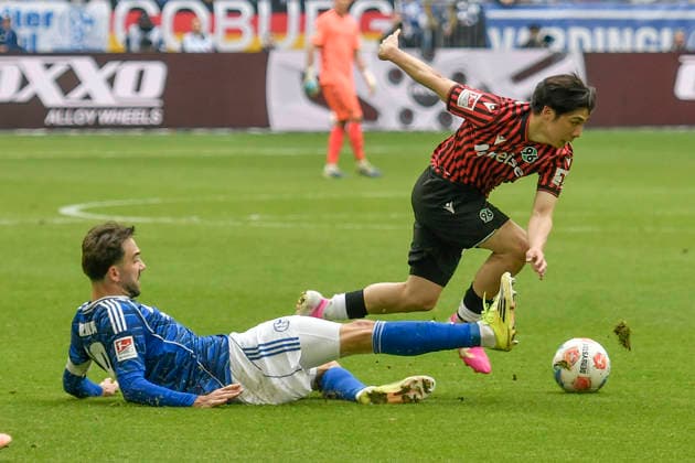 v li fighting for the ball Kenan Karaman Schalke 19 Daisuke Yokota Hannover 18 15 03 2026 ¢ Football ¢ FC Schalke 04 vs Hannover 96, Veltins Arena, Gelsenkirchen, DFB DFL REGULATIONS PROHIBIT ANY USE OF PHOTOGRAPHS AS IMAGE SEQUENCES AND OR QUASI VIDEO Copyright: xpepphotox xSaschaxWeizx pep00321, pep_20260315_hm_310795