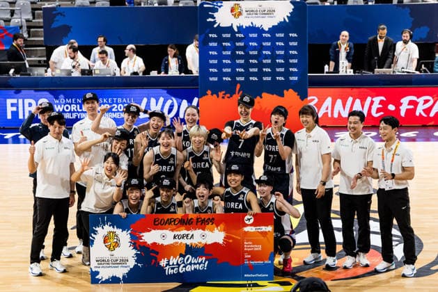 LYON-VILLEURBANNE, FRANCE - MARCH 15: The Korean team poses with the ticket to the FIBA Women™s World Cup 2026 Berlin after the FIBA Women™s World Cup Qualifying Tournament match between Philippines (PHI) vs. Republic of Korea (KOR) at Astroballe on matchday 4 of the FIBA Women™s World Cup Qualifying Tournament on March 15, 2026 in Lyon-Villeurbanne, France. France Copyright: xSteffiexWunderlx