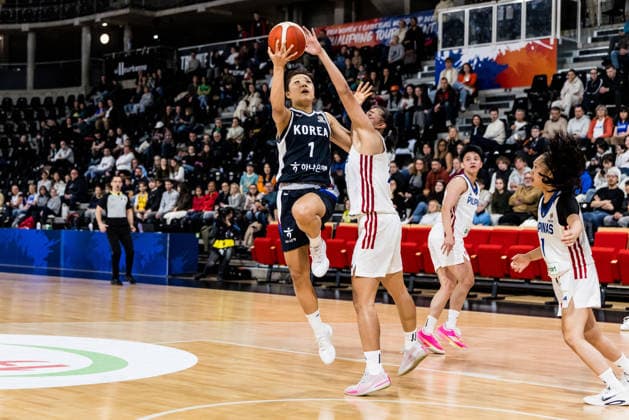 LYON-VILLEURBANNE, FRANCE - MARCH 15: Jihyun Park (Republic of Korea, 1) shoots the ball against Kacey Dela Rosa (Philippines, 28) during the FIBA Women™s World Cup Qualifying Tournament match between Philippines (PHI) vs. Republic of Korea (KOR) at Astroballe on matchday 4 of the FIBA Women™s World Cup Qualifying Tournament on March 15, 2026 in Lyon-Villeurbanne, France. France Copyright: xSteffiexWunderlx
