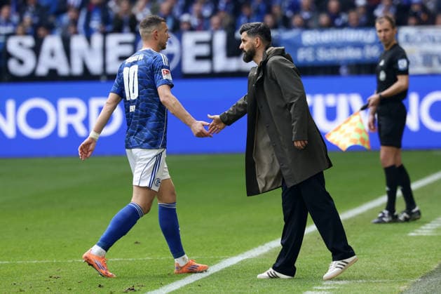 Gelsenkirchen, Germany, 15 03 26, Edin Dzeko FC Schalke 04 walks off the pitch after receiving a red card and is clapped off by Miron Muslic head coach FC Schalke 04 during the Bundesliga 2 match between FC Schalke 04 Hannover 96 at the Veltins Arena in Gelsenkirchen Photo by Joachim Bywaletz DFB DFL REGULATIONS PROHIBIT ANY USE OF PHOTOGRAPHS AS IMAGE SEQUENCES AND OR QUASI VIDEO Copyright: JoachimxBywaletz xJB-Sportfoto