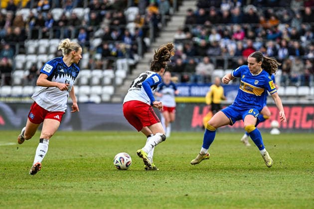 Soccer I Women I Season 2025 2026 I Bundesliga I 20 Matchday I FC Carl Zeiss Jena Hamburger SV I 15 03 2026 Match scene Sophie Hillebrand 22, Hamburger SV , Lotta Wrede 32, Hamburger SV and Felicia Sophie Sträßer 8, FC Carl Zeiss Jena Jena Ernst Abbe Sportfeld, ad hoc Arena Thüringen Germany Copyright: xLobeca InesxHähnelx