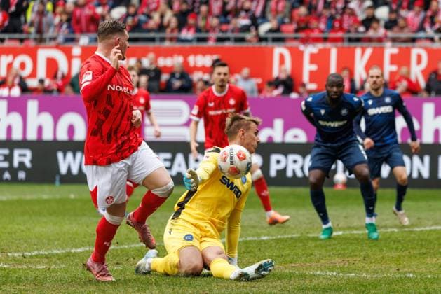 Marlon Ritter 1 FC Kaiserslautern fails against Hans Christian Bernat Karlsruher SC , 1 FC Kaiserslautern vs Karlsruher SC, Football, 2 Bundesliga, Matchday 26, Season 2025 2026, 15 03 2026 1 FC Kaiserslautern vs Karlsruher SC, Football, 2 Bundesliga, Matchday 26, Season 2025 2026, 15 03 2026 Copyright: xEibner-Pressefoto AlexanderxNeisx EP_ANS