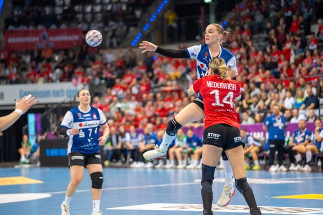 Handball I Women I 2025 2026 season I DHB Cup Final 4 I Match for third place I Thüringer HC HSG Blomberg Lippe I 15 03 2026 Nieke Kühne 9, HSG Blomberg Lippe in the air, defended by Anika Niederwieser 14, Thüringer HC Stuttgart Porsche Arena Baden Württemberg Germany Copyright: xLobeca MaxxPetershansx