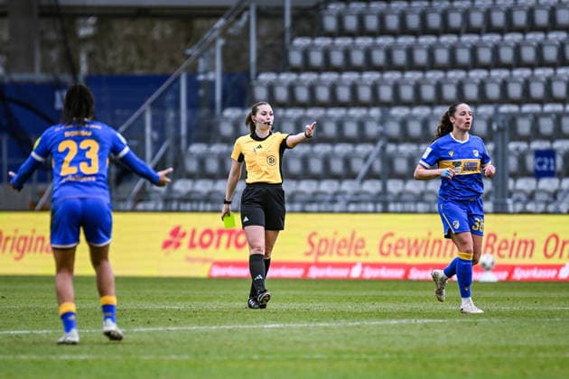 Soccer I Women I Season 2025 2026 I Bundesliga I Matchday 20 I FC Carl Zeiss Jena Hamburger SV I 15 03 2026 Referee Selina Menzel holds the yellow card for Elena Mühlemann 30, FC Carl Zeiss Jena Jena Ernst Abbe Sportfeld, ad hoc Arena Thüringen Germany Copyright: xLobeca InesxHähnelx