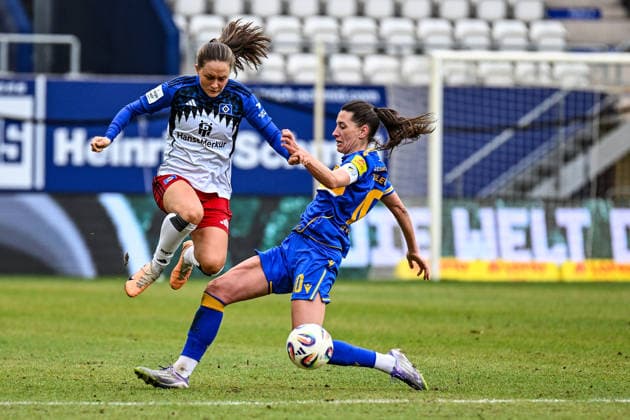Soccer I Women I Season 2025 2026 I Bundesliga I 20 Matchday I FC Carl Zeiss Jena Hamburger SV I 15 03 2026 Merza Julevic 10, FC Carl Zeiss Jena lets Camilla Linberg 47, Hamburger SV off in a duel Jena Ernst Abbe Sportfeld, ad hoc Arena Thüringen Germany Copyright: xLobeca InesxHähnelx