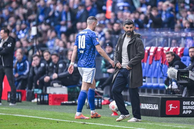15 03 2026, Football, 2 Bundesliga, Season 2025 2026, Matchday 26, FC Schalke 04 Hannover 96, Edin Džeko Dzeko FC Schalke 04 walks off the pitch after red card, Coach Miron Muslic FC Schalke 04 r xRHR PHOTO YYx Copyright: KROEGER RHR-FOTOx RHR-FOTO YY
