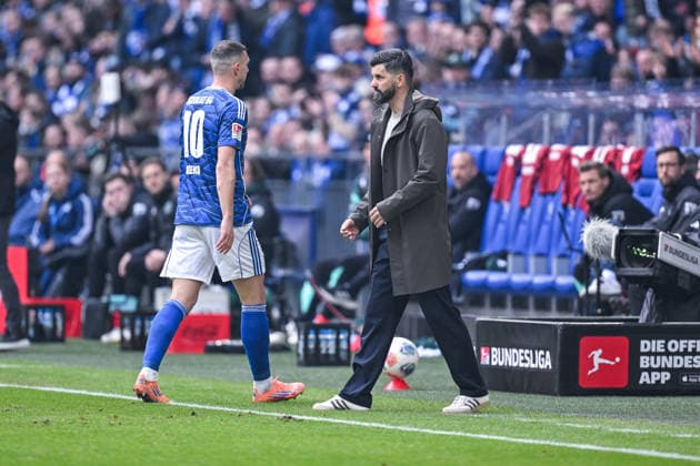 15 03 2026, Football, 2 Bundesliga, Season 2025 2026, Matchday 26, FC Schalke 04 Hannover 96, Edin Džeko Dzeko FC Schalke 04 walks off the pitch after red card, xRHR PHOTO YYx Copyright: KROEGER RHR-FOTOx RHR-FOTO YY