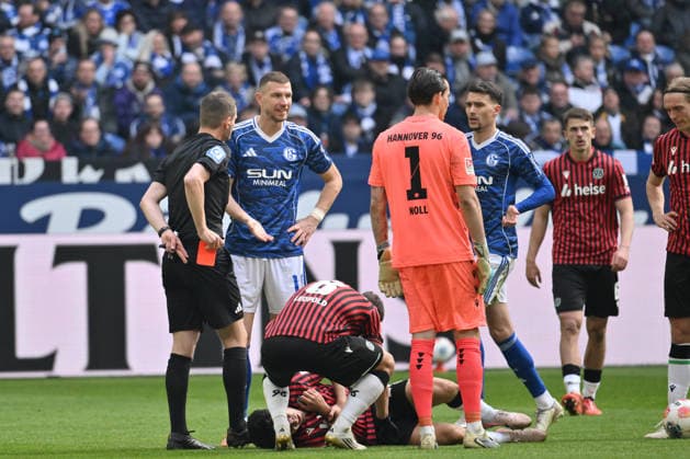 Red card for Edin Dzeko FC Schalke 04 , from left , Referee Dr Robin Braun, Edin Dzeko FC Schalke 04 , Dejan Ljubicic FC Schalke 04 15 03 2026, Football 2 Bundesliga, Season 2025 2026, Matchday 26, FC Schalke 04 Hannover 96 DFL regulations prohibit any use of photographs as image sequences and or quasi video Gelsenkirchen Veltins Arena Nordrhein Westfalen Germany Team2