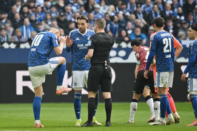 Red card for Edin Dzeko FC Schalke 04 , v li , Edin Dzeko FC Schalke 04 , Kenan Karaman FC Schalke 04 , Referee Dr Robin Braun 15 03 2026, Fußball 2 Bundesliga, Saison 2025 2026, 26 Spieltag, FC Schalke 04 Hannover 96 DFL regulations prohibit any use of photographs as image sequences and or quasi video Gelsenkirchen Veltins Arena Nordrhein Westfalen Germany Team2