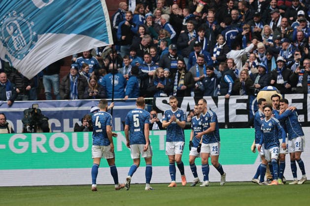 The players of FC Schalke 04 celebrate the 1-0 goal by Edin Dzeko FC Schalke 04 during the match of the 2 Bundesliga season 2025 26 FC Schalke 04 Hannover 96 Copyright Thomas Pakusch