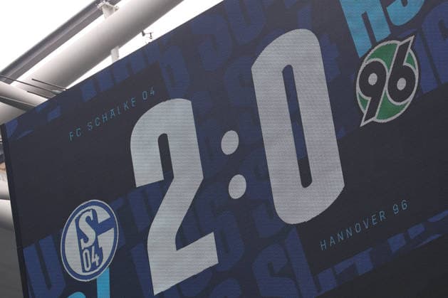 The video cube shows the score at half-time in the match of the 2 Bundesliga season 2025 26 FC Schalke 04 Hannover 96 Copyright Thomas Pakusch