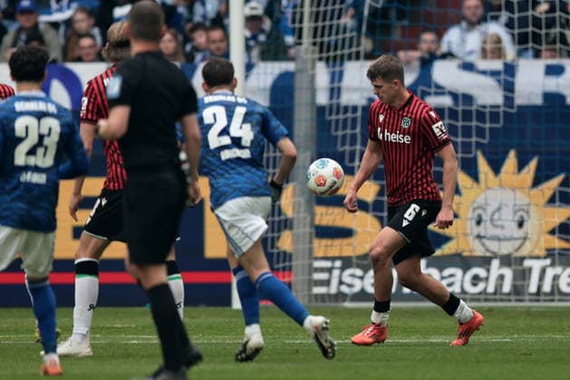 Maik Nawrocki Hannover 96 at the match of the 2 Bundesliga season 2025 26 FC Schalke 04 Hannover 96 Copyright Thomas Pakusch