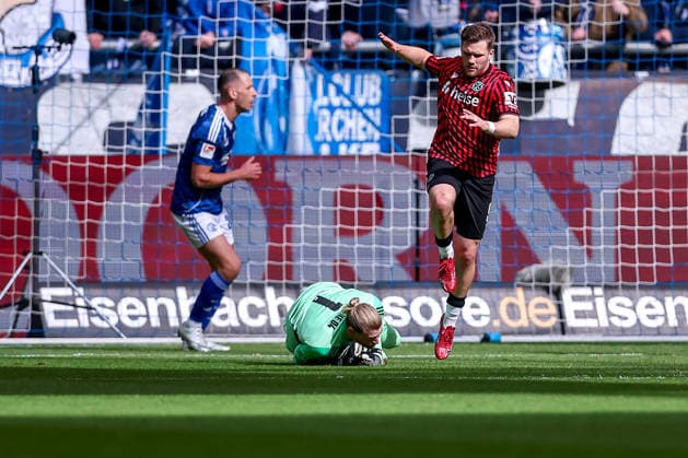 15 03 2026, Football, FC Schalke 04 Hannover 96, Matchday 26, 2 Fußball Bundesliga, Veltins Arena Gelsenkirchen, Season 2025 2026 Goalkeeper Loris Karius Schalke04 01 defends against Virgil GhiÈa Hannover96 05 DFB regulations prohibit any use of photographs as image sequences and or quasi video Nordrhein Westfalen Germany