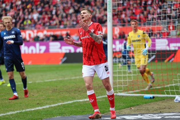 15 03 2026, xrekx, Fussball 2 Bundesliga, 1 FC Kaiserslautern Karlsruher SC v l Paul Joly 1 FC Kaiserslautern enttaeuscht, enttäuscht, schaut enttaeuscht, niedergeschlagen, disappointed DFL DFB REGULATIONS PROHIBIT ANY USE OF PHOTOGRAPHS as IMAGE SEQUENCES and or QUASI VIDEO Kaiserslautern