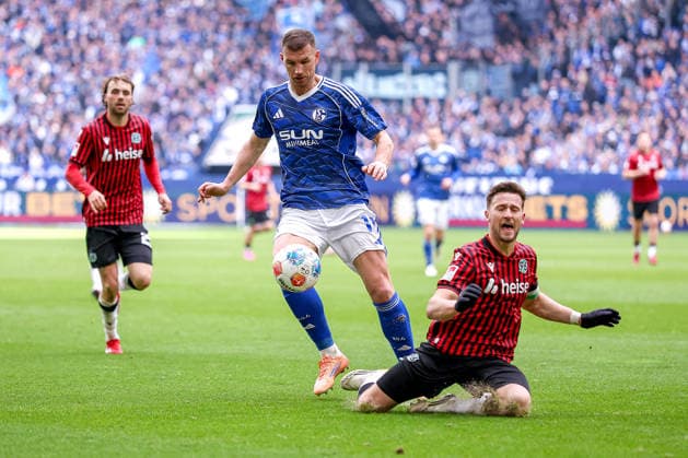 15 03 2026, Football, FC Schalke 04 Hannover 96, Matchday 26, 2 Fußball Bundesliga, Veltins Arena Gelsenkirchen, Saison 2025 2026 Edin Dzeko Schalke04 10 in duel against Enzo Leopold Hannover96 08 DFB regulations prohibit any use of photographs as image sequences and or quasi video Nordrhein Westfalen Germany