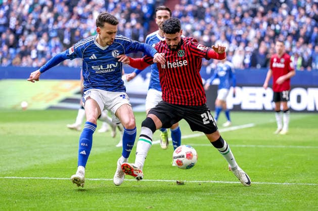 15 03 2026, Football, FC Schalke 04 Hannover 96, Matchday 26, 2 Fußball Bundesliga, Veltins Arena Gelsenkirchen, Saison 2025 2026 Dejan Ljubicic Schalke04 21 im Zweikampf gegen xh24 DFB regulations prohibit any use of photographs as image sequences and or quasi video Nordrhein Westfalen Germany