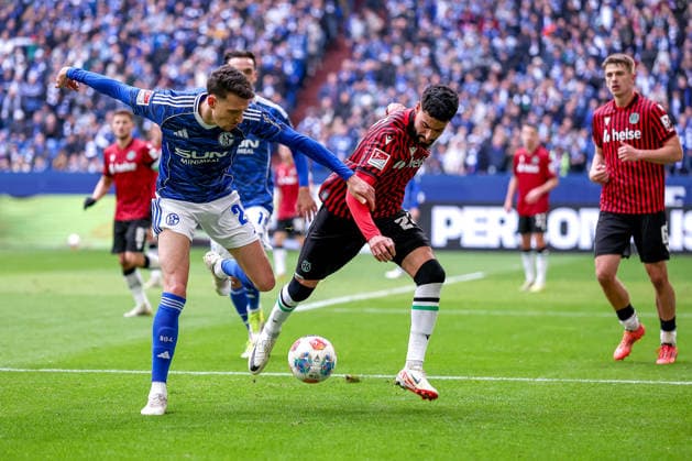 15 03 2026, Football, FC Schalke 04 Hannover 96, Matchday 26, 2 Fußball Bundesliga, Veltins Arena Gelsenkirchen, Saison 2025 2026 Dejan Ljubicic Schalke04 21 im Zweikampf gegen xh24 DFB regulations prohibit any use of photographs as image sequences and or quasi video Nordrhein Westfalen Germany