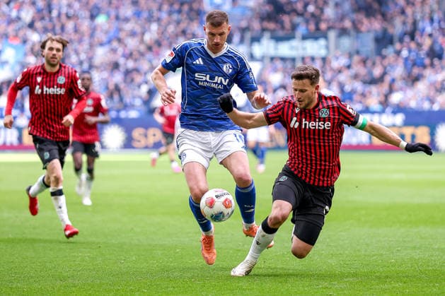 15 03 2026, Football, FC Schalke 04 Hannover 96, Matchday 26, 2 Fußball Bundesliga, Veltins Arena Gelsenkirchen, Saison 2025 2026 Edin Dzeko Schalke04 10 in duel against Enzo Leopold Hannover96 08 DFB regulations prohibit any use of photographs as image sequences and or quasi video Nordrhein Westfalen Germany