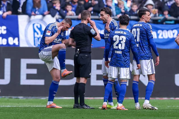 15 03 2026, Football, FC Schalke 04 Hannover 96, Matchday 26, 2 Fußball Bundesliga, Veltins Arena Gelsenkirchen, Season 2025 2026 Red card and sending off for Edin Dzeko Schalke04 10 after foul play together with Kenan Karaman Schalke04 19 gesticulating on the pitch next to referee Robin Braun DFB regulations prohibit any use of photographs as image sequences and or quasi video Nordrhein Westfalen Germany