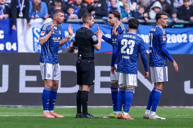 15 03 2026, Football, FC Schalke 04 Hannover 96, Matchday 26, 2 Fußball Bundesliga, Veltins Arena Gelsenkirchen, Season 2025 2026 Red card and sending off for Edin Dzeko Schalke04 10 after foul play together with Kenan Karaman Schalke04 19 gesticulating on the pitch next to referee Robin Braun DFB regulations prohibit any use of photographs as image sequences and or quasi video Nordrhein Westfalen Germany