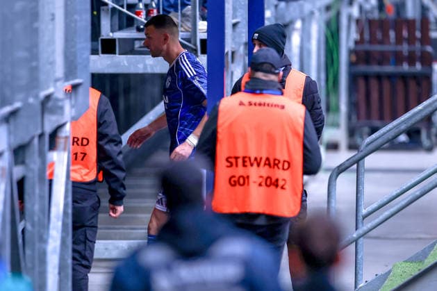 15 03 2026, Football, FC Schalke 04 Hannover 96, Matchday 26, 2 Fußball Bundesliga, Veltins Arena Gelsenkirchen, Season 2025 2026 Red card and sending off for Edin Dzeko Schalke04 10 after foul play leaves the pitch DFB regulations prohibit any use of photographs as image sequences and or quasi video North Rhine-Westphalia Germany