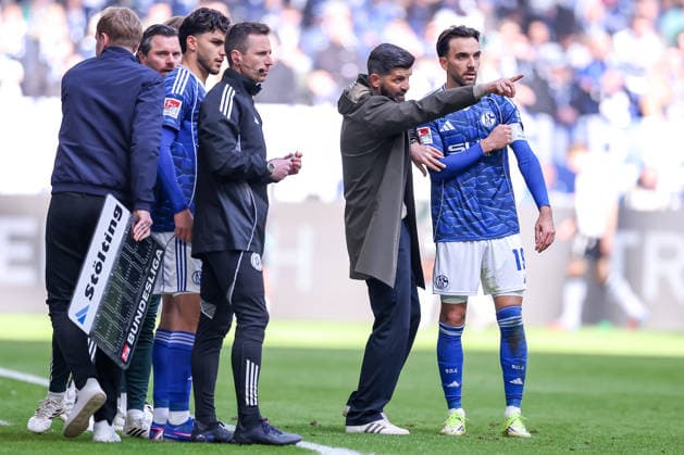 15 03 2026, Football, FC Schalke 04 Hannover 96, Matchday 26, 2 Fußball Bundesliga, Veltins Arena Gelsenkirchen, Season 2025 2026 Head coach Miron Muslic Schalke04 gesticulating on the sidelines next to Kenan Karaman Schalke04 19 DFB regulations prohibit any use of photographs as image sequences and or quasi video Nordrhein Westfalen Germany