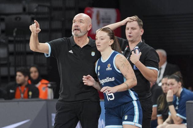 Hungary v Argentina - 2026 FIBA Women s Basketball World Cup qualification ISTANBUL, TURKIYE - MARCH 15: Head Coach of Argentina Gregorio Martinez gives tactics during 2026 FIBA Women s Basketball World Cup qualification Group C match between Hungary and Argentina at Basketball Development Center in Istanbul, Turkiye on March 15, 2026. Beyza Comert Anadolu Istanbul Turkey. Editorial use only. Please get in touch for any other usage.  Copyright: x2026xAnadoluxBeyzaxComertx