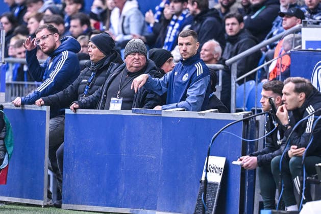 15 03 2026, Football, 2 Bundesliga, Season 2025 2026, Matchday 26, FC Schalke 04 Hannover 96, Edin Džeko Dzeko FC Schalke 04 watches from the stands after being sent off, xRHR PHOTO YYx Copyright: KROEGER RHR-FOTOx RHR-FOTO YY