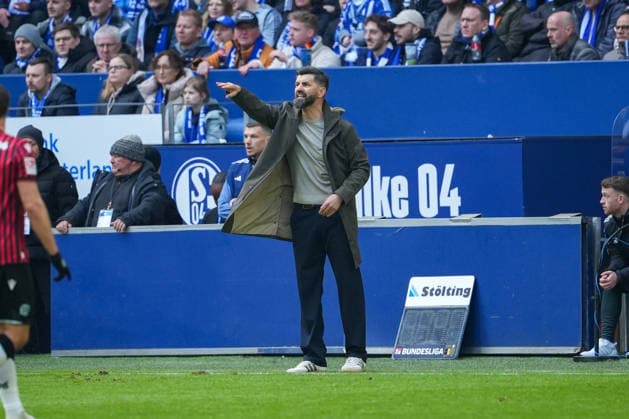 Soccer 2 Bundesliga, Matchday 26, FC Schalke 04 Hannover 96 on 15 03 2026 in Gelsenkirchen VELTINS Arena , Germany, Season 2025 2026 DFB DFL REGULATIONS PROHIBIT ANY USE OF PHOTOGRAPHS as IMAGE SEQUENCES and or QUASI VIDEO Miron Muslic Head Coach S04 gives instructions Gelsenkirchen VELTINS Arena Germany Copyright: xChristophxKinzingerx