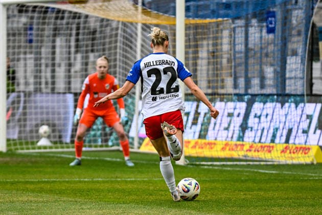 Soccer I Women I Season 2025 2026 I Bundesliga I 20 Matchday I FC Carl Zeiss Jena Hamburger SV I 15 03 2026 Match scene Sophie Hillebrand 22, Hamburger SV runs with the ball Jasmin Janning 1, FC Carl Zeiss Jena in the goal to Jena Ernst Abbe Sportfeld, ad hoc Arena Thuringia Germany Copyright: xLobeca InesxHähnelx