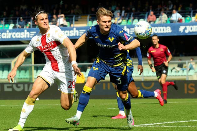 Verona™s Martin Frese Genoa™s Lorenzo Colombo during the Serie A soccer match between Hellas Verona and Genoa at the Bentegodi Stadium in Verona, north west Italy - Sunday , March 15 , 2026. - Soccer .  Copyright: xPaolaxGarbuio Lapressex