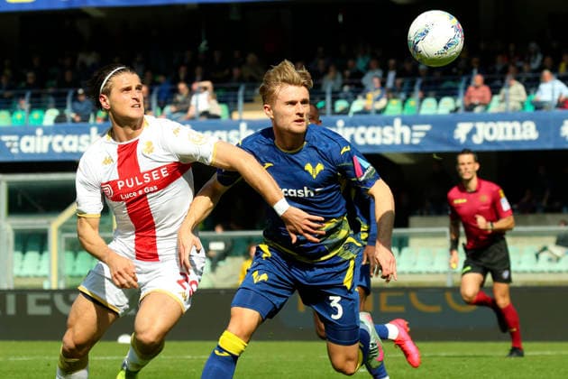 Verona™s Martin Frese Genoa™s Lorenzo Colombo during the Serie A soccer match between Hellas Verona and Genoa at the Bentegodi Stadium in Verona, north west Italy - Sunday , March 15 , 2026. - Soccer .  Copyright: xPaolaxGarbuio Lapressex