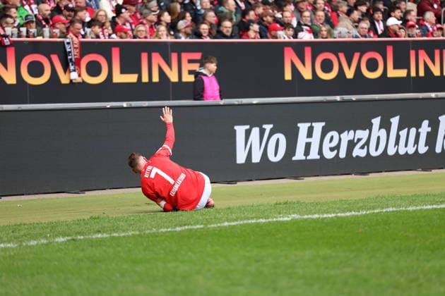 15 03 2026, xrekx, Fußball 2 Bundesliga, 1 FC Kaiserslautern Karlsruher SC v l Marlon Ritter 1 FC Kaiserslautern verletzt, Verletzung, Schmerz, Schmerzen, injured, injury, pain, pains DFL DFB REGULATIONS PROHIBIT ANY USE OF PHOTOGRAPHS as IMAGE SEQUENCES and or QUASI VIDEO Kaiserslautern