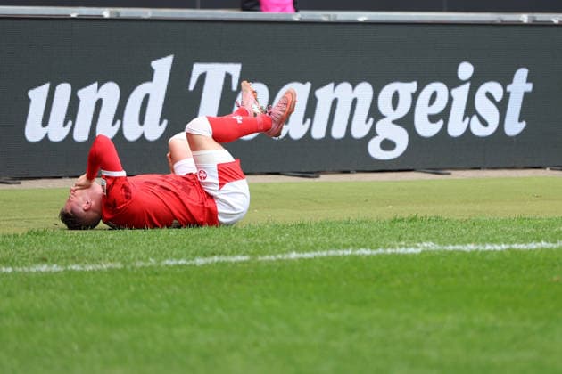 15 03 2026, xrekx, Fußball 2 Bundesliga, 1 FC Kaiserslautern Karlsruher SC v l Marlon Ritter 1 FC Kaiserslautern verletzt, Verletzung, Schmerz, Schmerzen, injured, injury, pain, pains DFL DFB REGULATIONS PROHIBIT ANY USE OF PHOTOGRAPHS as IMAGE SEQUENCES and or QUASI VIDEO Kaiserslautern