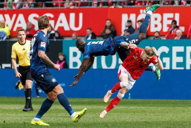 Stephan Ambrosius Karlsruher SC in duel with Norman Bassette, 1 FC Kaiserslautern vs Karlsruher SC, Soccer, 2 Bundesliga, Matchday 26, Season 2025 2026, 15 03 2026 1 FC Kaiserslautern vs Karlsruher SC, Soccer, 2 Bundesliga, Matchday 26, Season 2025 2026, 15 03 2026 Copyright: xEibner-Pressefoto AlexanderxNeisx EP_ANS