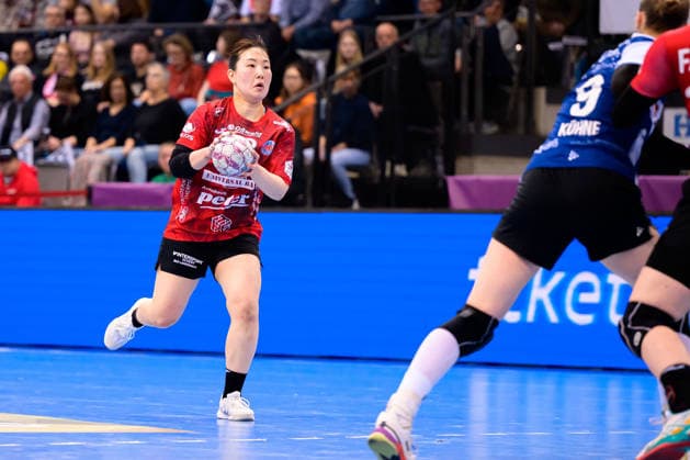 Handball DHB Cup, Match 3rd place, Thueringer HC HSG Blomberg Lippe Natsuki Aizawa Thueringer HC Stuttgart Porsche Arena Baden Württemberg Germany