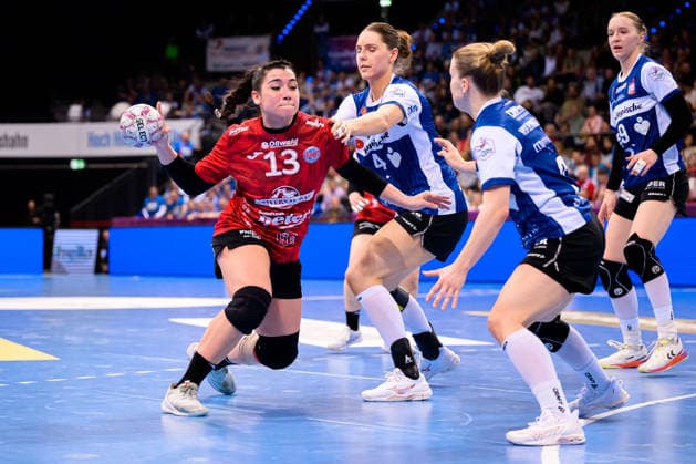 Handball DHB Pokal, Match 3rd place, Thueringer HC HSG Blomberg Lippe Giulia Guarieiro Thueringer HC , Andrea Jacobsen Blomberg Stuttgart Porsche Arena Baden Württemberg Germany